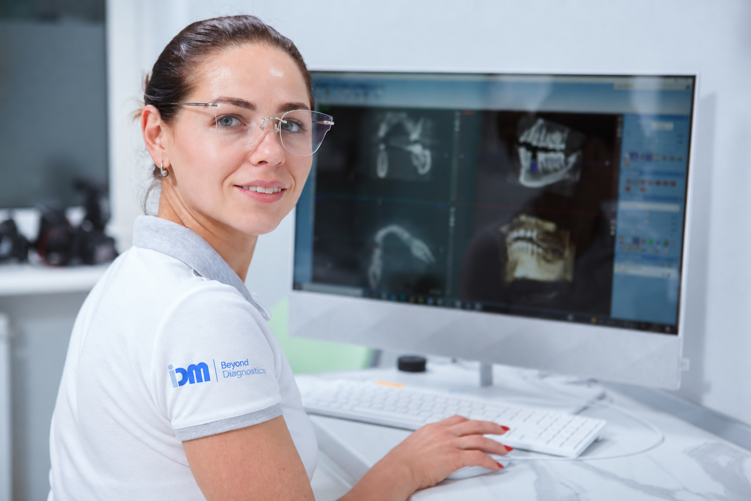 Profesional de la salud de iDM trabajando con estudios de imagen